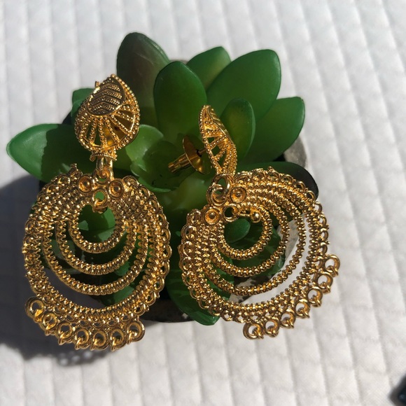 Beautiful timeless classic earrings 💛 - Picture 9 of 10